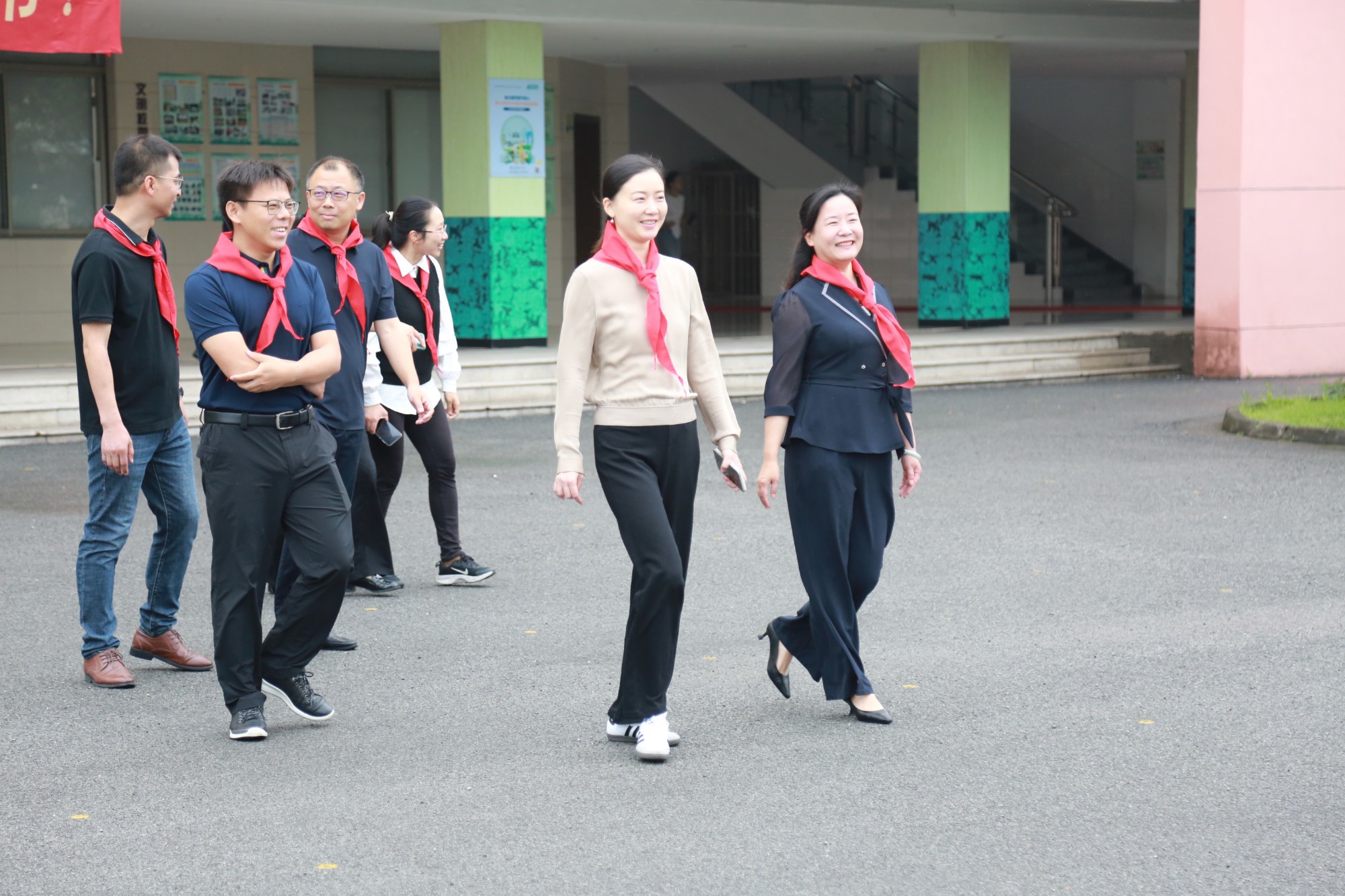 镇领导来校视查