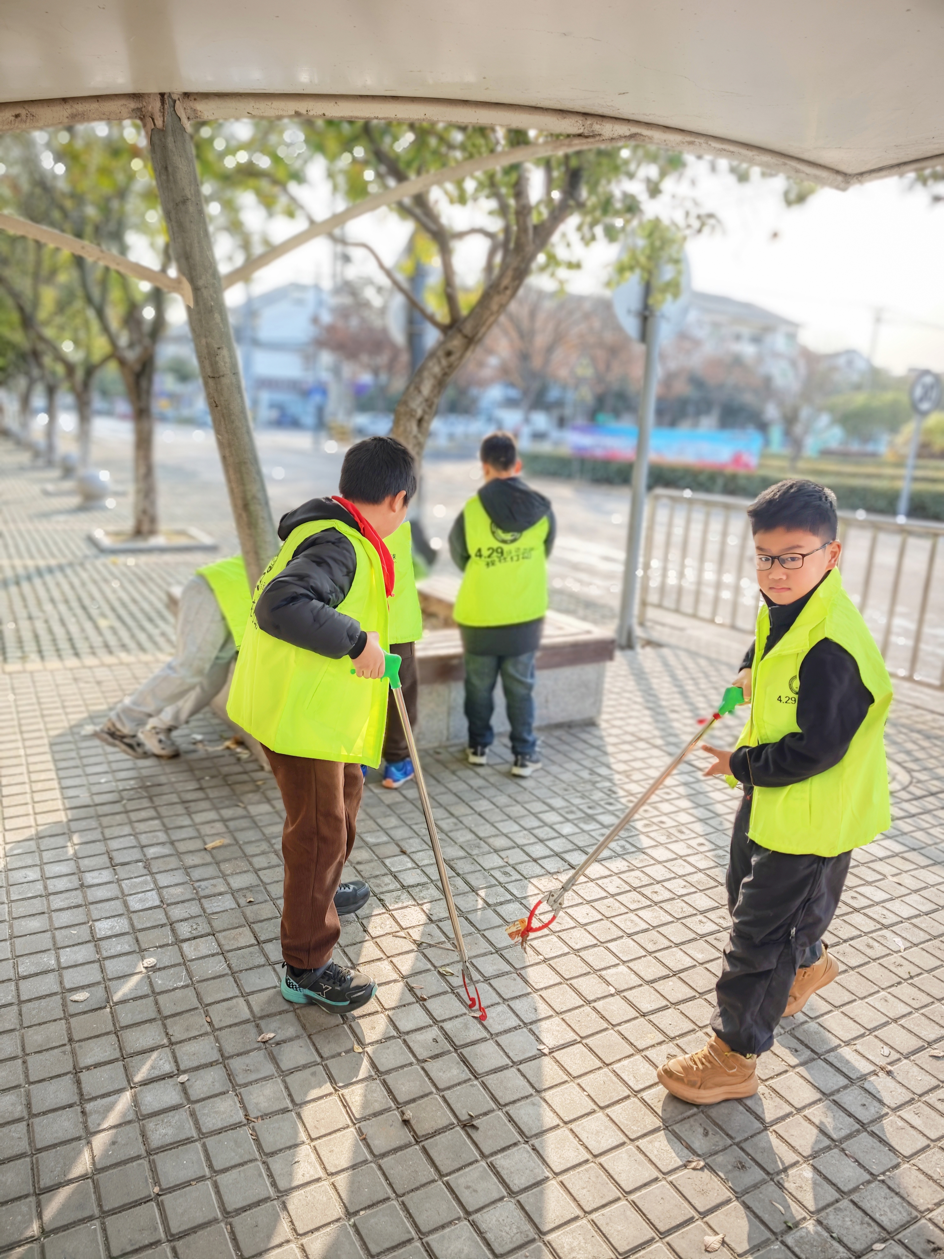 17.苏州市吴中区临湖第一中心小学+金志芳+《阳光下的志愿微光》15851465060 地点_校门口
